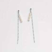 Load image into Gallery viewer, Silver Korean Natural 3mm Mini Pearls Bar Figaro Chain Earring 6-7cm
