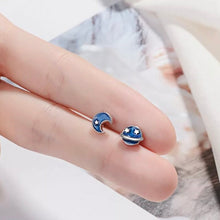 이미지를 갤러리 뷰어에 로드 , S925 실버 비대칭 2개 다른 디자인의 달과 토성 블루 에나멜 스터드 슬리퍼 귀걸이
