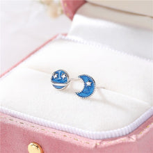 이미지를 갤러리 뷰어에 로드 , S925 실버 비대칭 2개 다른 디자인의 달과 토성 블루 에나멜 스터드 슬리퍼 귀걸이

