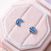 이미지를 갤러리 뷰어에 로드 , S925 실버 비대칭 2개 다른 디자인의 달과 토성 블루 에나멜 스터드 슬리퍼 귀걸이
