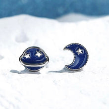 이미지를 갤러리 뷰어에 로드 , S925 실버 비대칭 2개 다른 디자인의 달과 토성 블루 에나멜 스터드 슬리퍼 귀걸이
