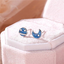 이미지를 갤러리 뷰어에 로드 , S925 실버 비대칭 2개 다른 디자인의 달과 토성 블루 에나멜 스터드 슬리퍼 귀걸이
