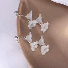 이미지를 갤러리 뷰어에 로드 , 한국식 아크릴 화이트 벨 플라워 스틸 스터드 귀걸이 4-5cm
