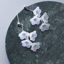 이미지를 갤러리 뷰어에 로드 , 한국식 아크릴 화이트 벨 플라워 스틸 스터드 귀걸이 4-5cm
