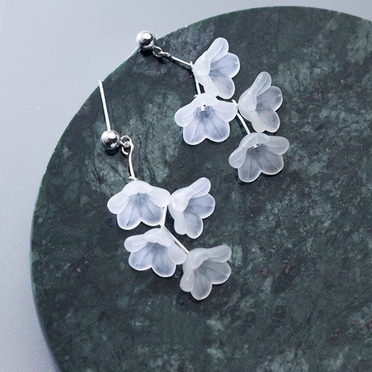 한국식 아크릴 화이트 벨 플라워 스틸 스터드 귀걸이 4-5cm