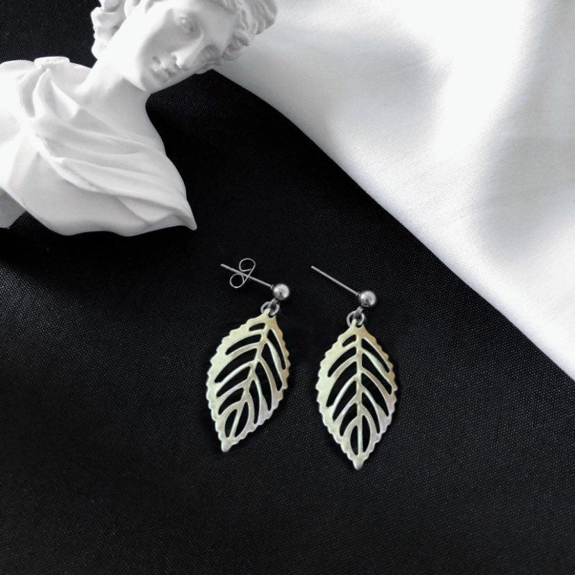 우아한 스테인레스 스틸 얇은 경량 잎 귀걸이 3cm