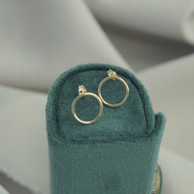 미니멀리스트 18K 골드 도금 11-12mm 기하학적 모양 원형 원형 스터드 귀걸이