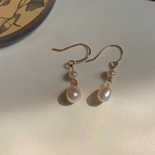 将图片加载到图库查看器，18K gold-plated earrings with 3mm and 6mm natural freshwater pearls. A versatile and timeless gift for her, suitable for any occasion.
