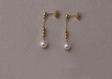 将图片加载到图库查看器，18K gold plated or surgical steel earrings with 7-8mm natural off-round pearls, perfect for adding a touch of sophistication to any outfit.
