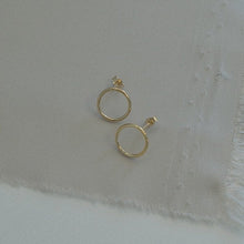 이미지를 갤러리 뷰어에 로드 , 미니멀리스트 18K 골드 도금 11-12mm 기하학적 모양 원형 원형 스터드 귀걸이
