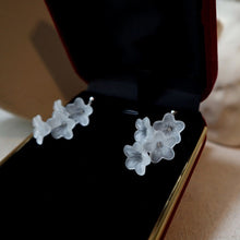 이미지를 갤러리 뷰어에 로드 , 한국식 아크릴 화이트 벨 플라워 스틸 스터드 귀걸이 4-5cm
