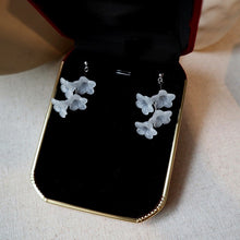 이미지를 갤러리 뷰어에 로드 , 한국식 아크릴 화이트 벨 플라워 스틸 스터드 귀걸이 4-5cm
