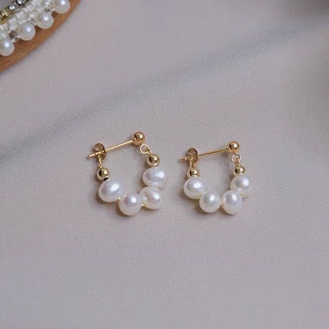 18K gold plated surgical steel Korean fashion hoop stud earrings with AAA-grade 4-5mm pearls, perfect for adding a touch of sophistication to any outfit.