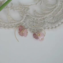 Load image into Gallery viewer, 18K gold-plated earrings with 3-7mm strawberry quartz chips. Organic and bohemian, ideal for adding a natural touch to your look.
