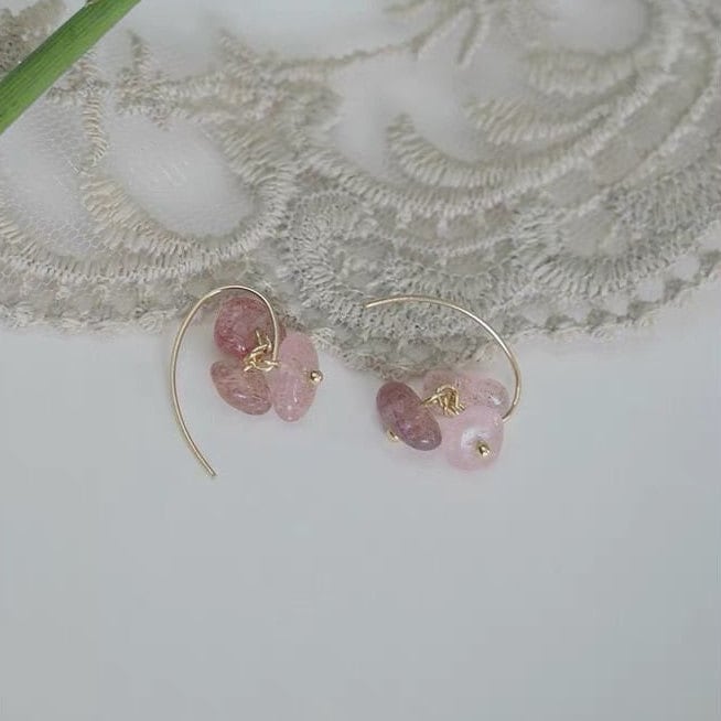 18K gold-plated earrings with 3-7mm strawberry quartz chips. Organic and bohemian, ideal for adding a natural touch to your look.