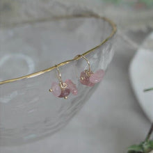 Load image into Gallery viewer, 18K gold-plated earrings with 3-7mm strawberry quartz chips. Organic and bohemian, ideal for adding a natural touch to your look.
