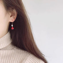 이미지를 갤러리 뷰어에 로드 , 18K gold-plated earrings with 3mm pearls and 6mm garnet red cubic zirconia. Elegant and glamorous, ideal for adding a touch of sophistication to your look.
