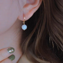 이미지를 갤러리 뷰어에 로드 , 미니멀리스트 스타일 18K 골드 도금 8mm 천연 백옥 귀걸이 후프
