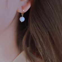 이미지를 갤러리 뷰어에 로드 , 미니멀리스트 스타일 18K 골드 도금 8mm 천연 백옥 귀걸이 후프
