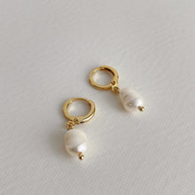 Load image into Gallery viewer, 18K gold plated oval hoop earrings with 7-8mm natural baroque pearls, perfect for adding a touch of natural elegance to any outfit.
