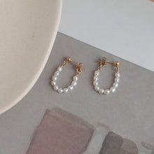 将图片加载到图库查看器，18K gold-plated stud earrings with tiny 2.5-3mm freshwater pearls. Elegant and versatile, suitable for casual and formal wear.
