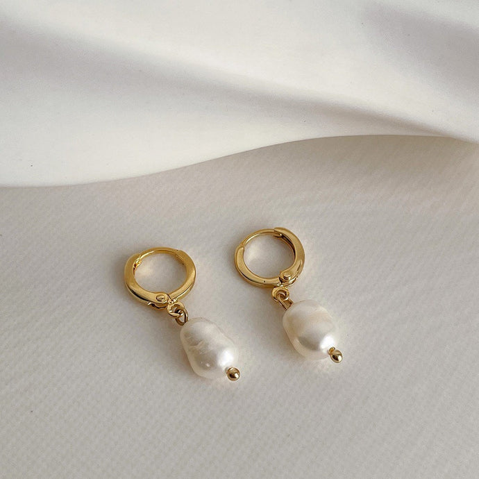 18K gold plated oval hoop earrings with 7-8mm natural baroque pearls, perfect for adding a touch of natural elegance to any outfit.