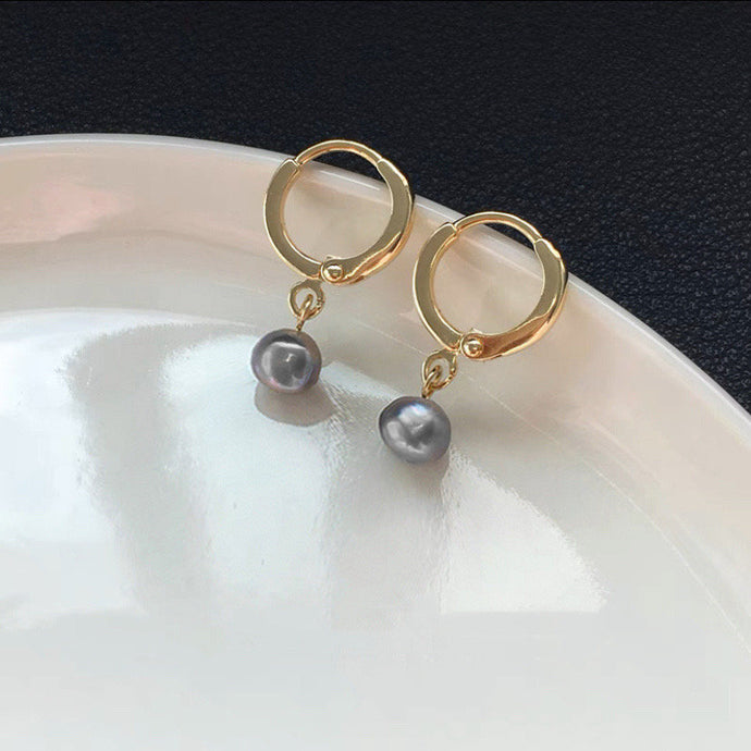 18K gold-plated earrings with 4-5mm grey freshwater pearls. Elegant and sophisticated, suitable for casual and formal wear.