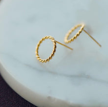 이미지를 갤러리 뷰어에 로드 , 미니멀리스트 트위스트 18K 골드 도금 8-9mm 작은 기하학적 모양 원형 원형 스터드 귀걸이
