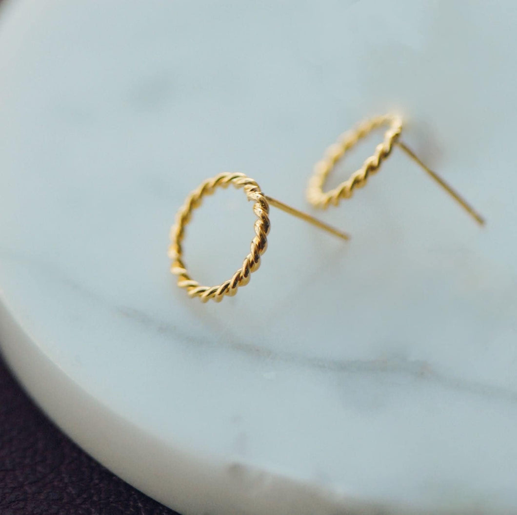 미니멀리스트 트위스트 18K 골드 도금 8-9mm 작은 기하학적 모양 원형 원형 스터드 귀걸이