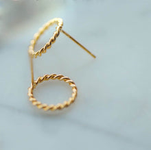 이미지를 갤러리 뷰어에 로드 , 미니멀리스트 트위스트 18K 골드 도금 8-9mm 작은 기하학적 모양 원형 원형 스터드 귀걸이
