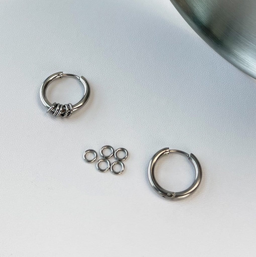 Hoop earrings made of solid surgical steel with circle rings, available in 15mm or 17mm sizes. Hypoallergenic and safe for sensitive ears. Ideal for everyday wear or special occasions.